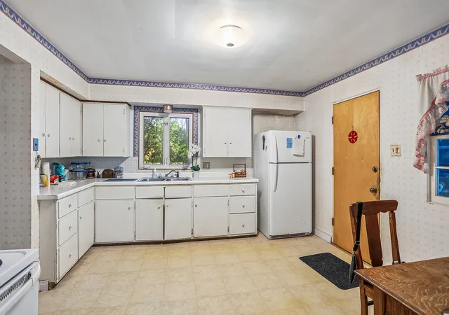 Photo 3 of Single family home for sale at 210 Pembroke Ave, Joliet, IL 60433 | MLS# 12772979 | Listing updated on 2026-10-29