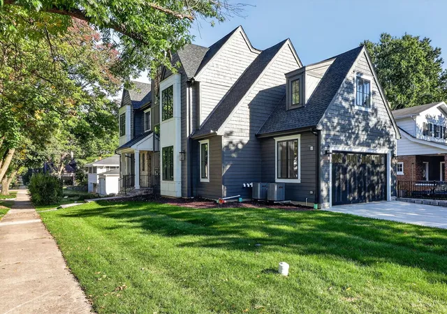 Photo 1 of Single family home for sale at 601 S Stough St, Hinsdale, IL 60521 | MLS# 12772981 | Listing updated on 2026-09-30