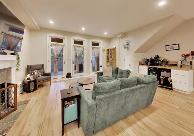 Listing Photo 4 - Condo for sale in building located at 6100 N Hermitage Ave, Chicago, IL 60660 - Unit #G
