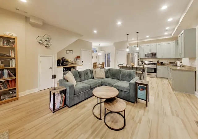 Listing Photo 5 - Condo for sale in building located at 6100 N Hermitage Ave, Chicago, IL 60660 - Unit #G