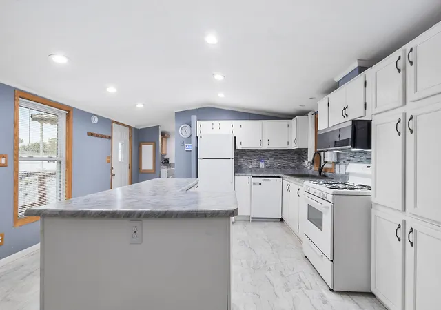 Photo 3 of Manufactured home for sale at 14115 Western Ave #400B, Blue Island, IL 60406 | MLS# 12772989 | Listing updated on 2026-10-09