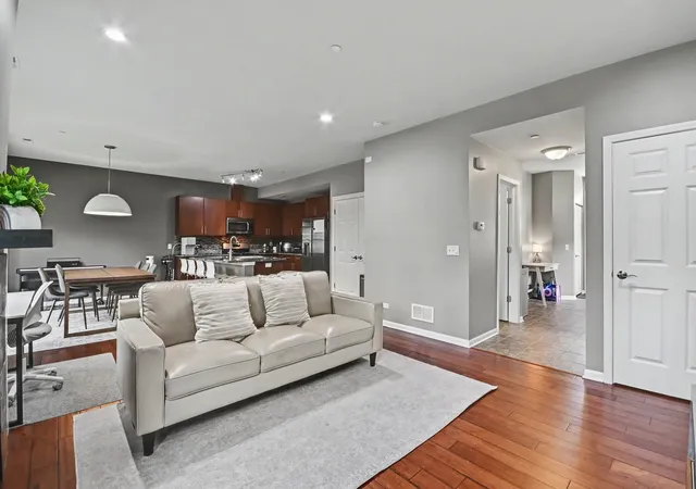 Photo 4 of Townhouse for sale at 1011 Green Meadow Ave, Vernon Hills, IL 60061 | MLS# 12772993 | Listing updated on 2026-10-06
