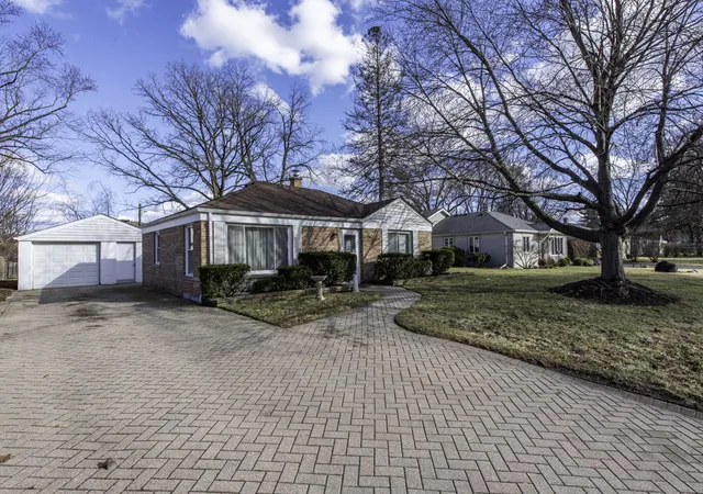 Photo 3 of Single family home for sale at 400 7th Avenue, Libertyville, IL 60048 | MLS# 12773025 | Listing updated on 2026-10-01
