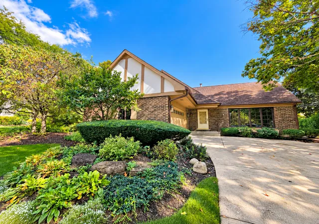 Photo 1 of Single family home for sale at 3 Alexandria Dr, Vernon Hills, IL 60061 | MLS# 12773047 | Listing updated on 2026-10-07