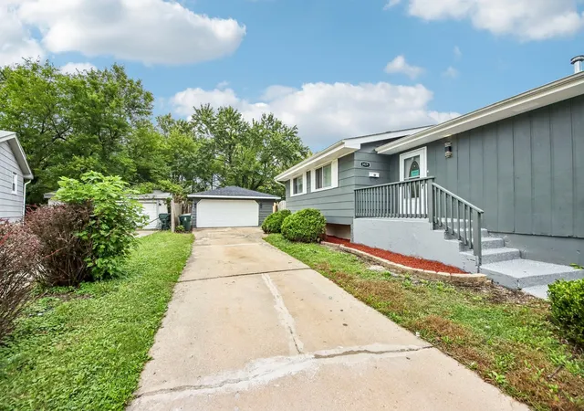 Photo 3 of Single family home for sale at 3424 Hickory Ln, Hazel Crest, IL 60429 | MLS# 12773053 | Listing updated on 2026-10-05