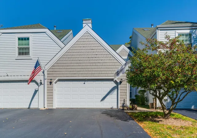 Townhouse for sale at 288 Oak Blf Ct, Wauconda, IL 60084 | MLS# 12773071
