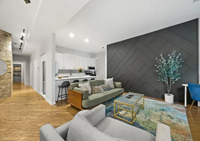 Listing Photo 4 - Condo for sale in building located at 4354 N Kenmore Ave, Chicago, IL 60613 - Unit #1N