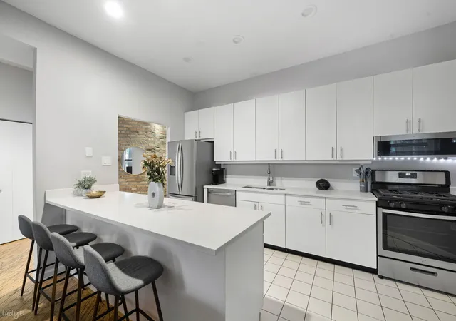 Listing Photo 5 - Condo for sale in building located at 4354 N Kenmore Ave, Chicago, IL 60613 - Unit #1N