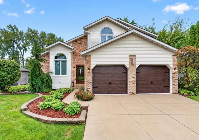 Photo 1 of Single family home for sale at 1114 Oxford Ln, Shorewood, IL 60404 | MLS# 12773077 | Listing updated on 2026-10-06