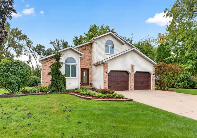 Photo 3 of Single family home for sale at 1114 Oxford Ln, Shorewood, IL 60404 | MLS# 12773077 | Listing updated on 2026-10-06