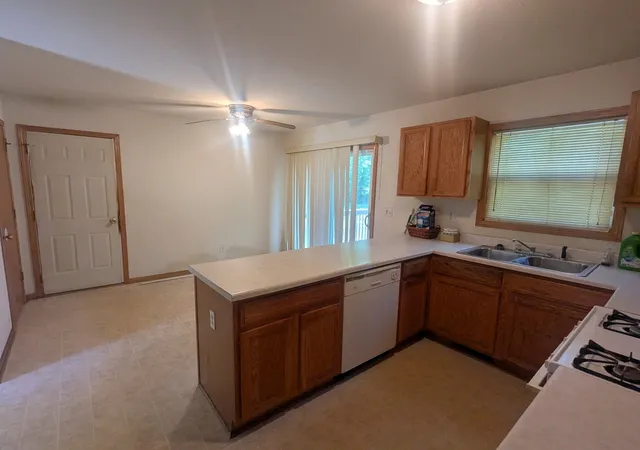 Photo 3 of Single family home for sale at 1053 School St, Rockford, IL 61101 | MLS# 12773078 | Listing updated on 2026-10-03
