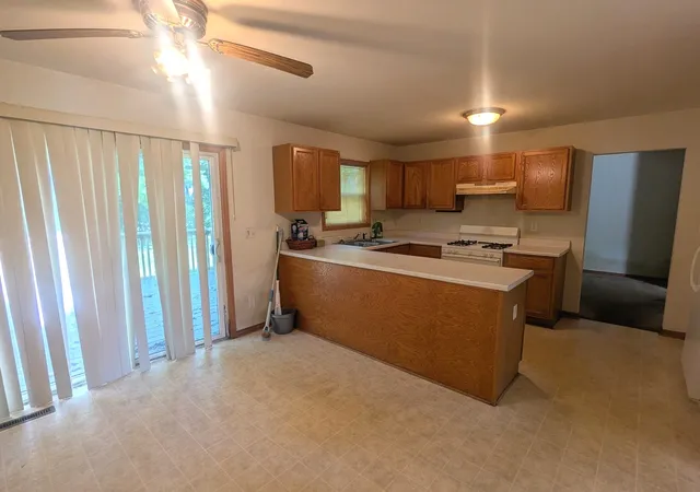 Photo 3 of Single family home for sale at 1053 School St, Rockford, IL 61101 | MLS# 12773078 | Listing updated on 2026-10-03