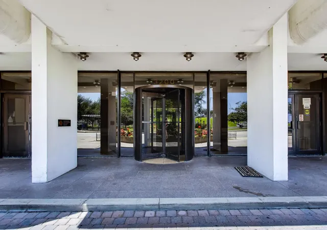 Listing Photo 2 - Condo for sale in building located at 3200 N Lake Shore Dr, Chicago, IL 60657 - Unit #2202