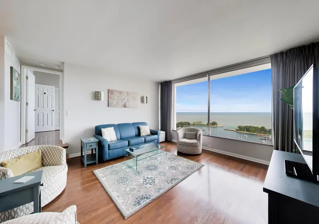 Listing Photo 4 - Condo for sale in building located at 3200 N Lake Shore Dr, Chicago, IL 60657 - Unit #2202