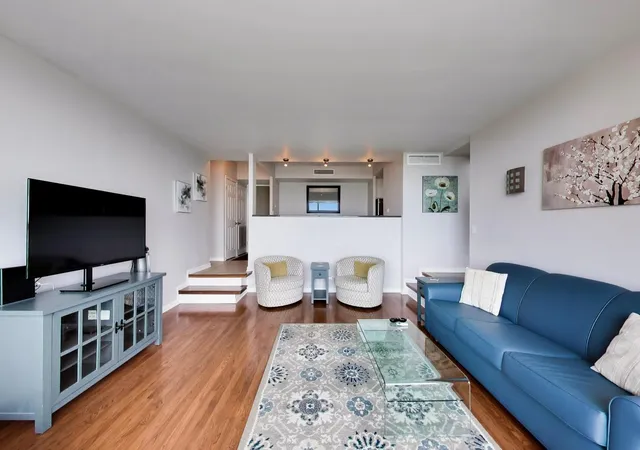 Listing Photo 5 - Condo for sale in building located at 3200 N Lake Shore Dr, Chicago, IL 60657 - Unit #2202