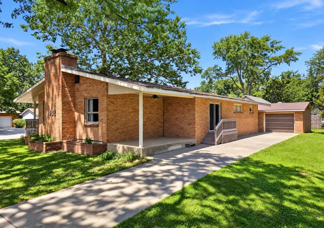 Photo 3 of Single family home for sale at 402 E 19th Street, Sterling, IL 61081 | MLS# 12773096 | Listing updated on 2026-10-05