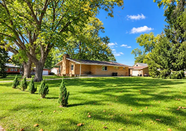 Photo 4 of Single family home for sale at 402 E 19th Street, Sterling, IL 61081 | MLS# 12773096 | Listing updated on 2026-10-05