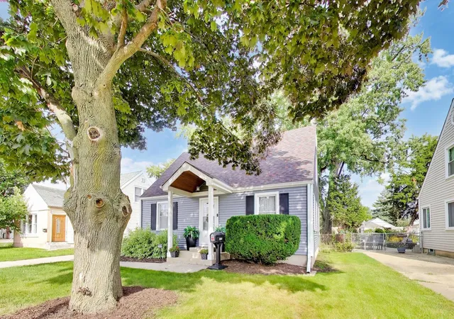 Photo 3 of Single family home for sale at 2807 Scott St, Franklin Park, IL 60131 | MLS# 12773150 | Listing updated on 2026-10-06