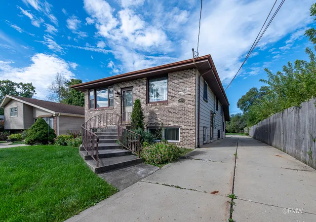 Photo 3 of Single family home for sale at 4 North 270 9th Ave, Addison, IL 60101 | MLS# 12773199 | Listing updated on 2026-10-07