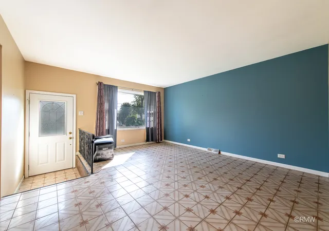 Photo 3 of Single family home for sale at 4 North 270 9th Ave, Addison, IL 60101 | MLS# 12773199 | Listing updated on 2026-10-07