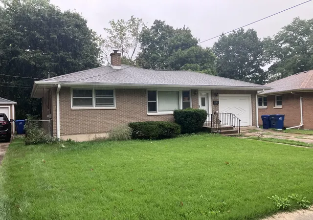 Photo 3 of Single family home for sale at 1333 Eastview Dr, Waukegan, IL 60085 | MLS# 12773216 | Listing updated on 2026-10-06