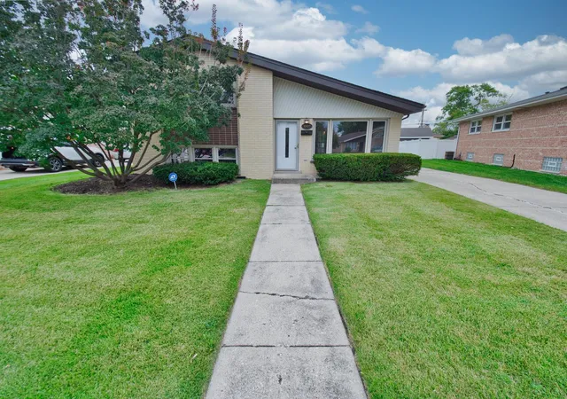 Photo 3 of Single family home for sale at 10107 Lawrence Ct, Oak Lawn, IL 60453 | MLS# 12773218 | Listing updated on 2026-10-06