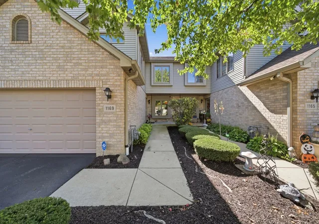 Photo 3 of Townhouse for sale at 1169 Amber Dr, Lemont, IL 60439 | MLS# 12773219 | Listing updated on 2026-10-20