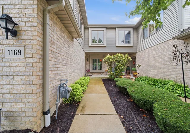 Photo 4 of Townhouse for sale at 1169 Amber Dr, Lemont, IL 60439 | MLS# 12773219 | Listing updated on 2026-10-20