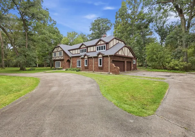 Photo 1 of Single family home for sale at 4 Auburn Ln, Barrington Hills, IL 60010 | MLS# 12773233 | Listing updated on 2026-10-08