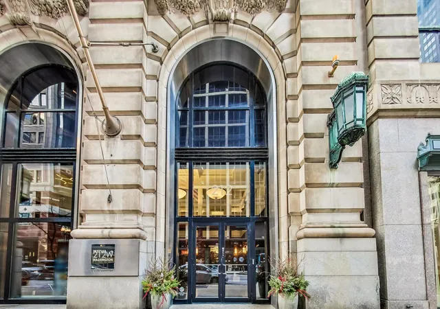 Listing Photo 3 - Condo for sale in building located at 212 W Washington St, Chicago, IL 60606 - Unit #1908