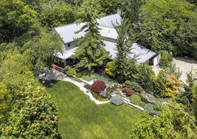 Photo 4 of Single family home for sale at 11 Rockgate Ln, Glencoe, IL 60022 | MLS# 12773273 | Listing updated on 2026-10-05