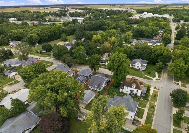 Photo 2 of Single family home for sale at 311 E Jefferson St, Clinton, IL 61727 | MLS# 12773281 | Listing updated on 2026-10-06
