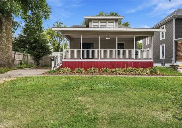 Photo 3 of Single family home for sale at 311 E Jefferson St, Clinton, IL 61727 | MLS# 12773281 | Listing updated on 2026-10-06