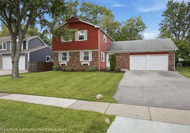 Photo 1 of Single family home for sale at 651 Woodhollow Ln, Buffalo Grove, IL 60089 | MLS# 12773324 | Listing updated on 2026-10-06