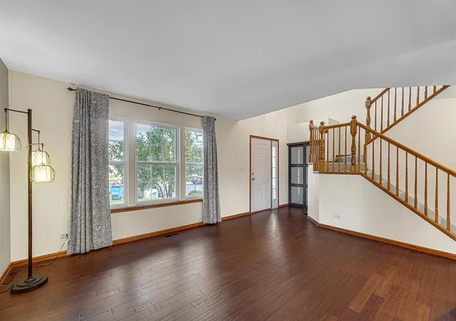 Photo 4 of Single family home for sale at 15 Berkshire Ct, South Elgin, IL 60177 | MLS# 12773334 | Listing updated on 2026-10-03