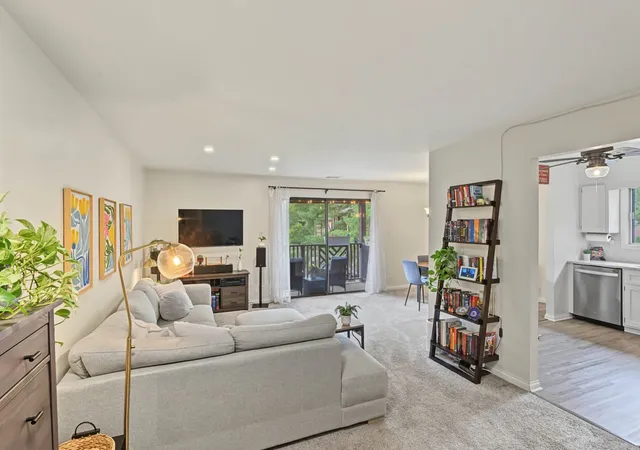 Listing Photo 5 - Condo for sale in building located at 1774 Gloucester Ct, Wheaton, IL 60189 - Unit #C