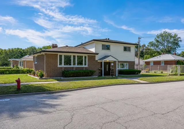 Photo 1 of Single family home for sale at 7600 Lowell Ave, Skokie, IL 60076 | MLS# 12773387 | Listing updated on 2026-10-06