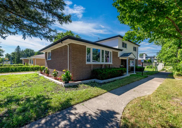 Photo 2 of Single family home for sale at 7600 Lowell Ave, Skokie, IL 60076 | MLS# 12773387 | Listing updated on 2026-10-06