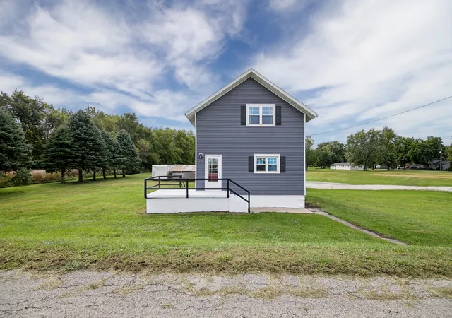 Photo 1 of Single family home for sale at 250 W Frontage St, Sheldon, IL 60966 | MLS# 12773416 | Listing updated on 2026-10-06