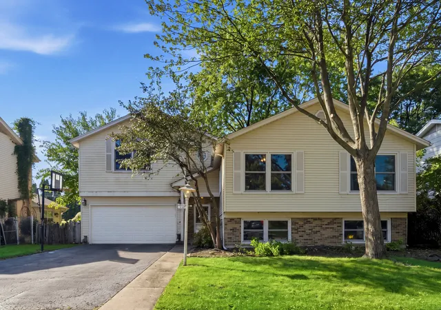 Photo 2 of Single family home for sale at 23 W Suffield Dr, Arlington Heights, IL 60004 | MLS# 12773463 | Listing updated on 2026-10-08