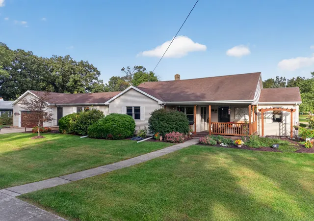 Photo 2 of Single family home for sale at 901 Lowden Rd, Streator, IL 61364 | MLS# 12773500 | Listing updated on 2026-10-05