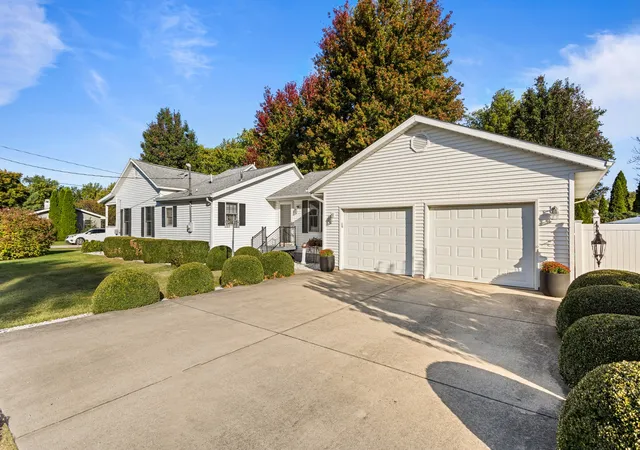 Photo 3 of Single family home for sale at 280 S Plum St, Bement, IL 61813 | MLS# 12773534 | Listing updated on 2026-10-28