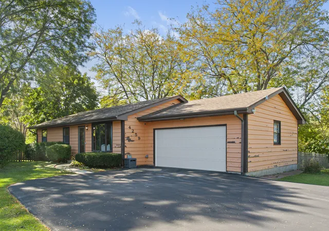 Photo 1 of Single family home for sale at 4259 Lake Park Ave, Gurnee, IL 60031 | MLS# 12773567 | Listing updated on 2026-10-08