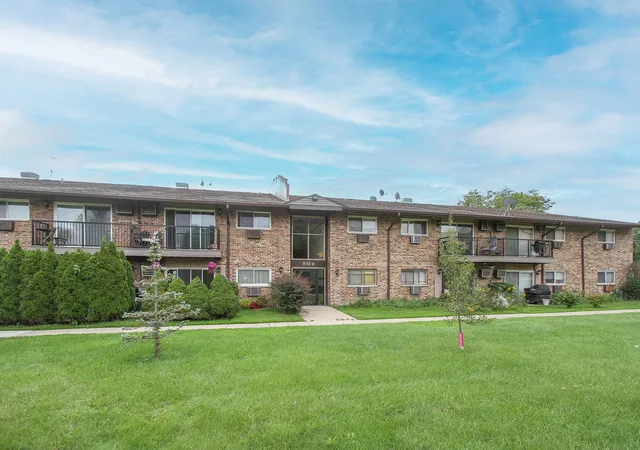 Listing Photo 1 - Condo for sale in building located at 804 E Old Willow Rd, Prospect Heights, IL 60070 - Unit #105