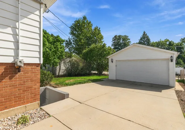 Photo 3 of Sale Pending at 255 E Parkside Ave, Lombard, IL 60148 | MLS# 12773689 | Listing updated on 2026-10-03