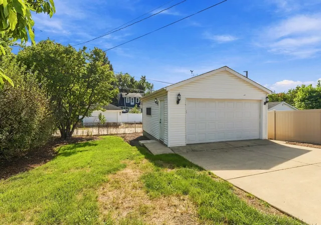 Photo 3 of Sale Pending at 255 E Parkside Ave, Lombard, IL 60148 | MLS# 12773689 | Listing updated on 2026-10-03