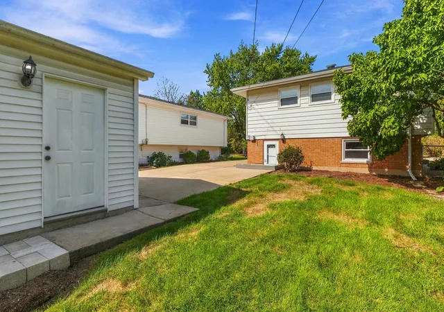 Photo 4 of Sale Pending at 255 E Parkside Ave, Lombard, IL 60148 | MLS# 12773689 | Listing updated on 2026-10-03