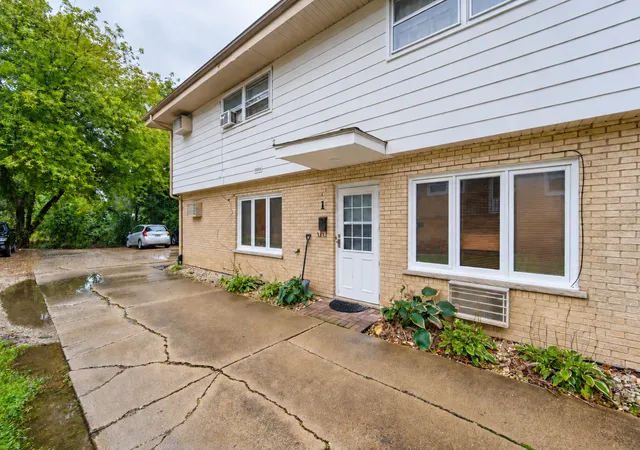 Listing Photo 5 - Condo for sale in building located at 627 Ryan Ln, West Dundee, IL 60118