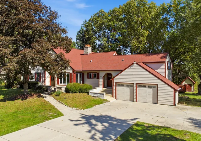 Photo 1 of Mansion for sale at 10s515 Glenn Dr, Burr Ridge, IL 60527 | MLS# 12773727 | Listing updated on 2026-10-20