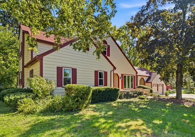 Photo 2 of Mansion for sale at 10s515 Glenn Dr, Burr Ridge, IL 60527 | MLS# 12773727 | Listing updated on 2026-10-20